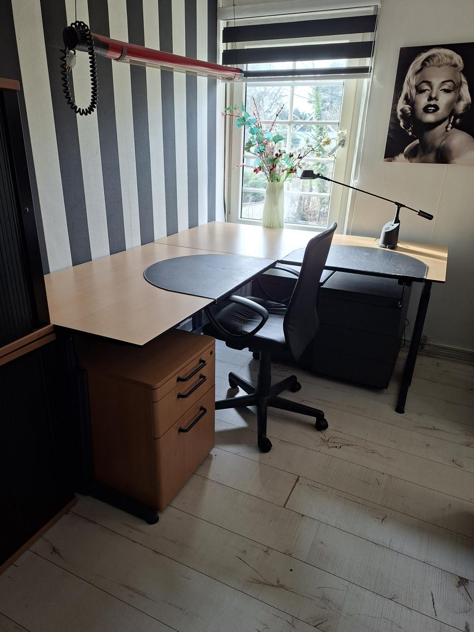 Complete kantoor/thuis werkplek (bureau, kasten en ladenblok en stoel)