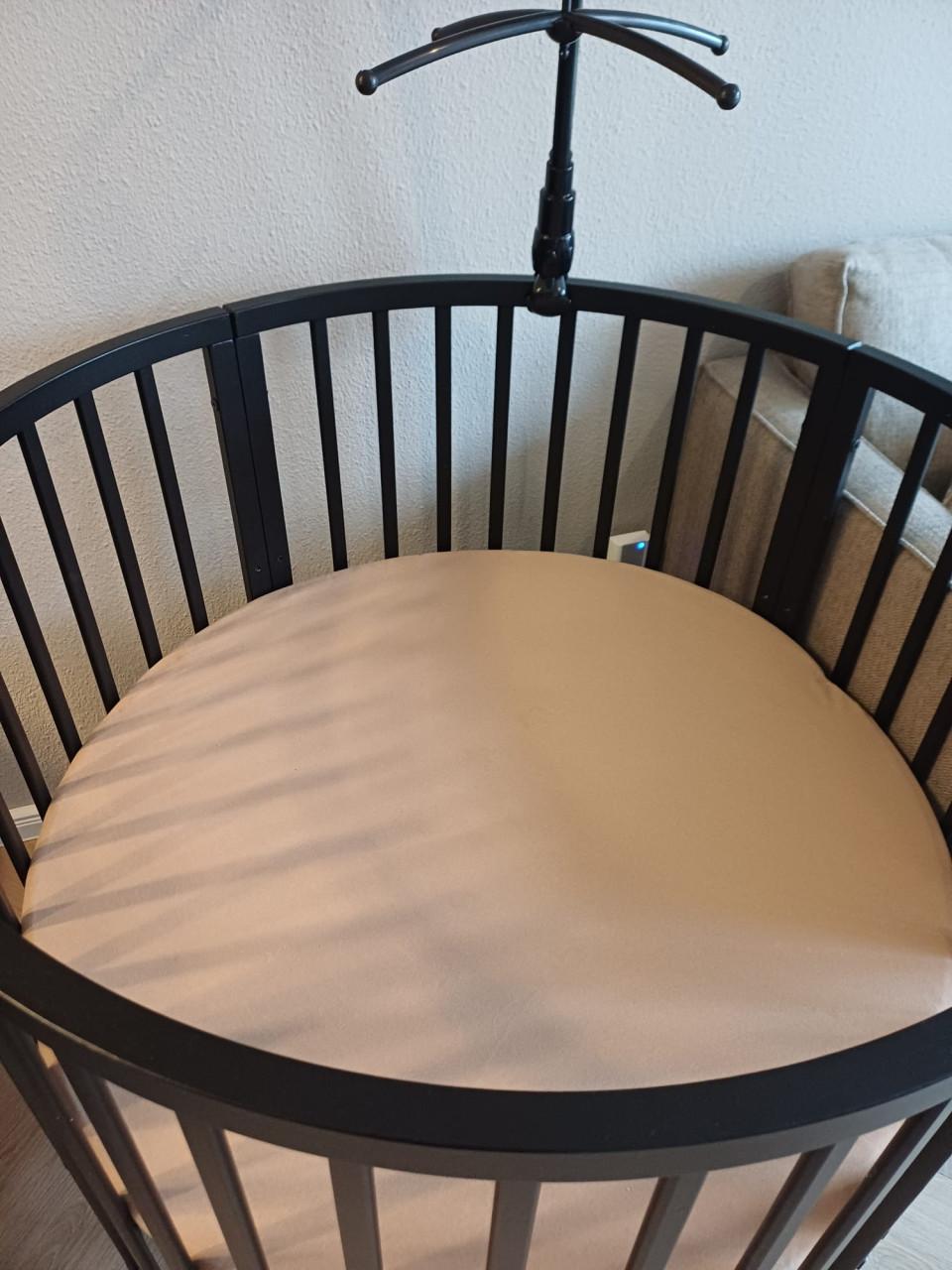Babybox met matras, 2x Jollein hoeslaken en muziekmobiel — €55