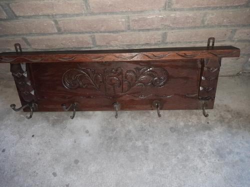 Z.g.a.n rotan en eikenhouten krantenbak, 2 x ouderwetse eiken kapstok,