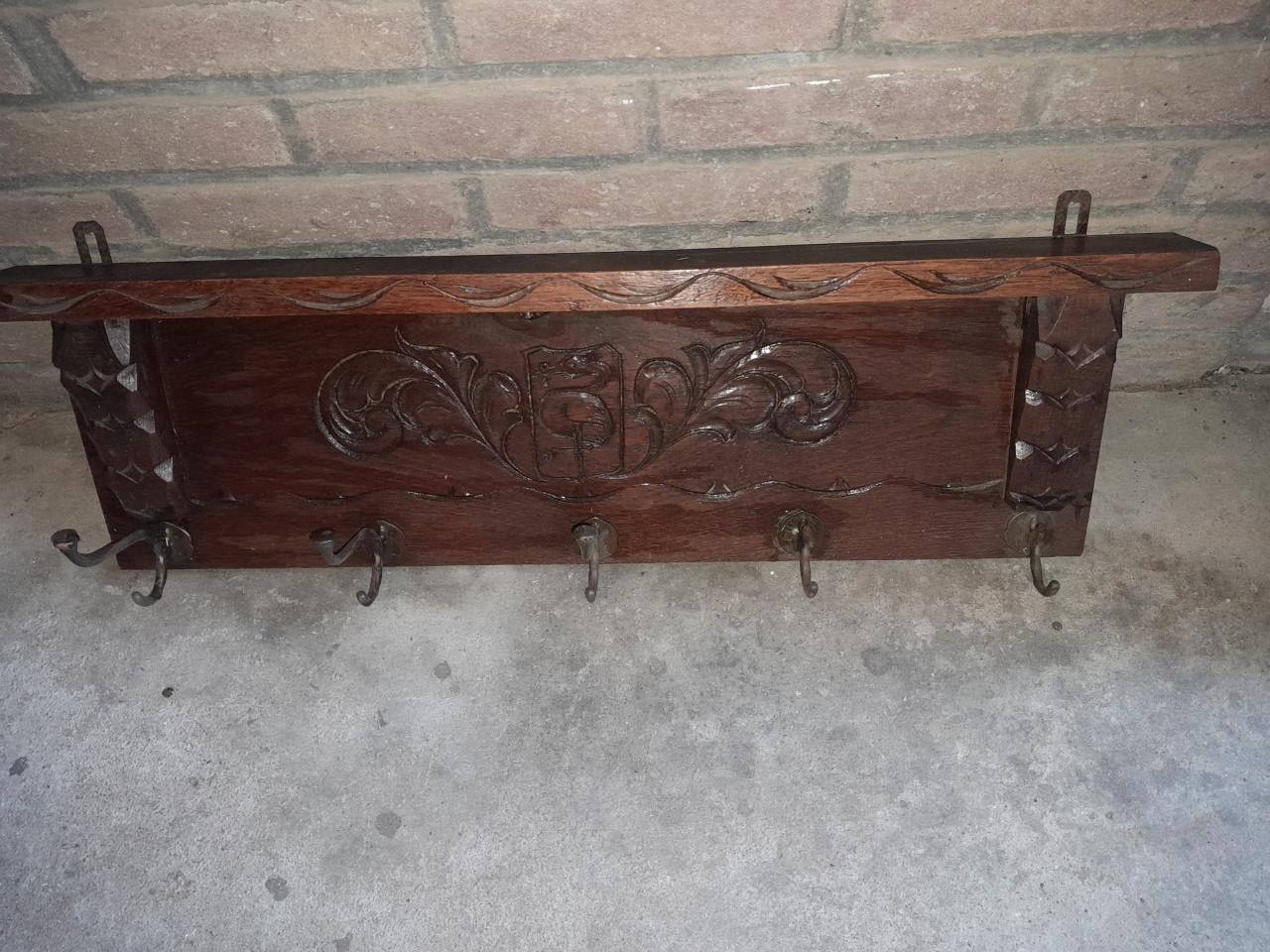 Z.g.a.n rotan en eikenhouten krantenbak, 2 x ouderwetse eiken kapstok,