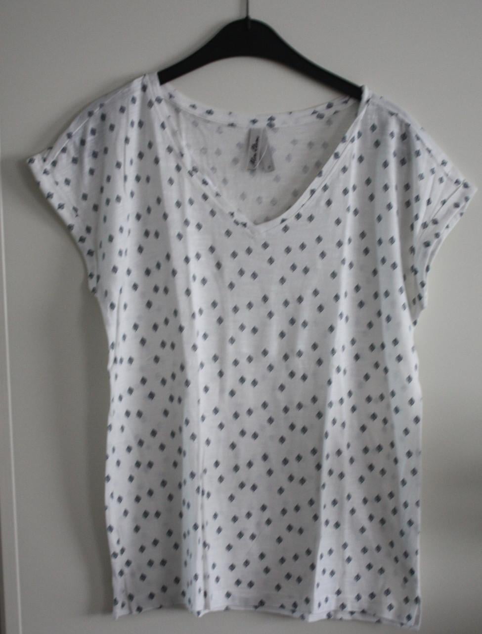 Wit me blaadjes  shirt maat s