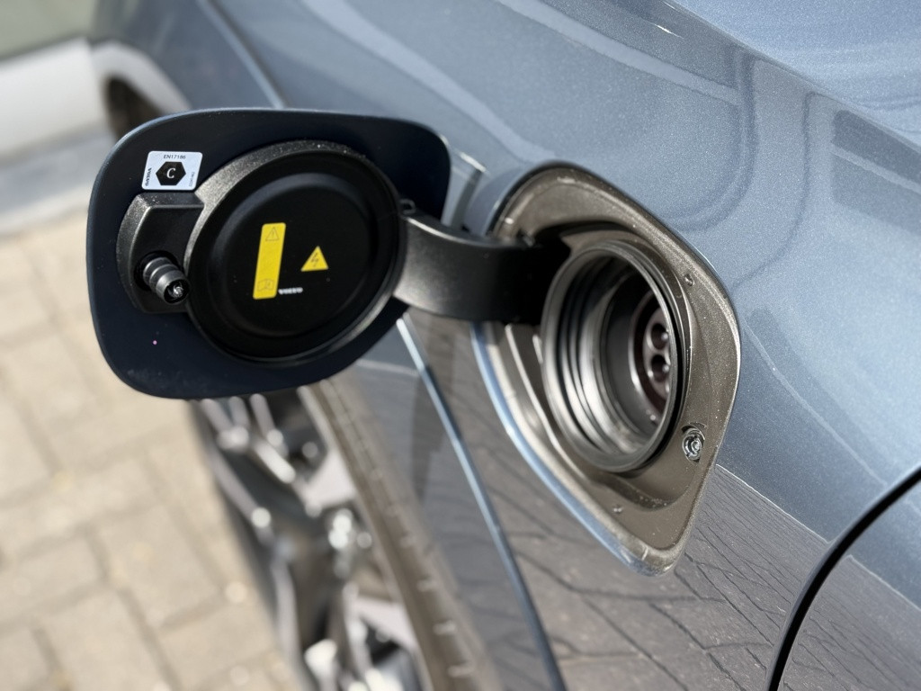 Volvo XC60 t8 455pk recharge ultra dark| full options ! luchtvering b&w sou