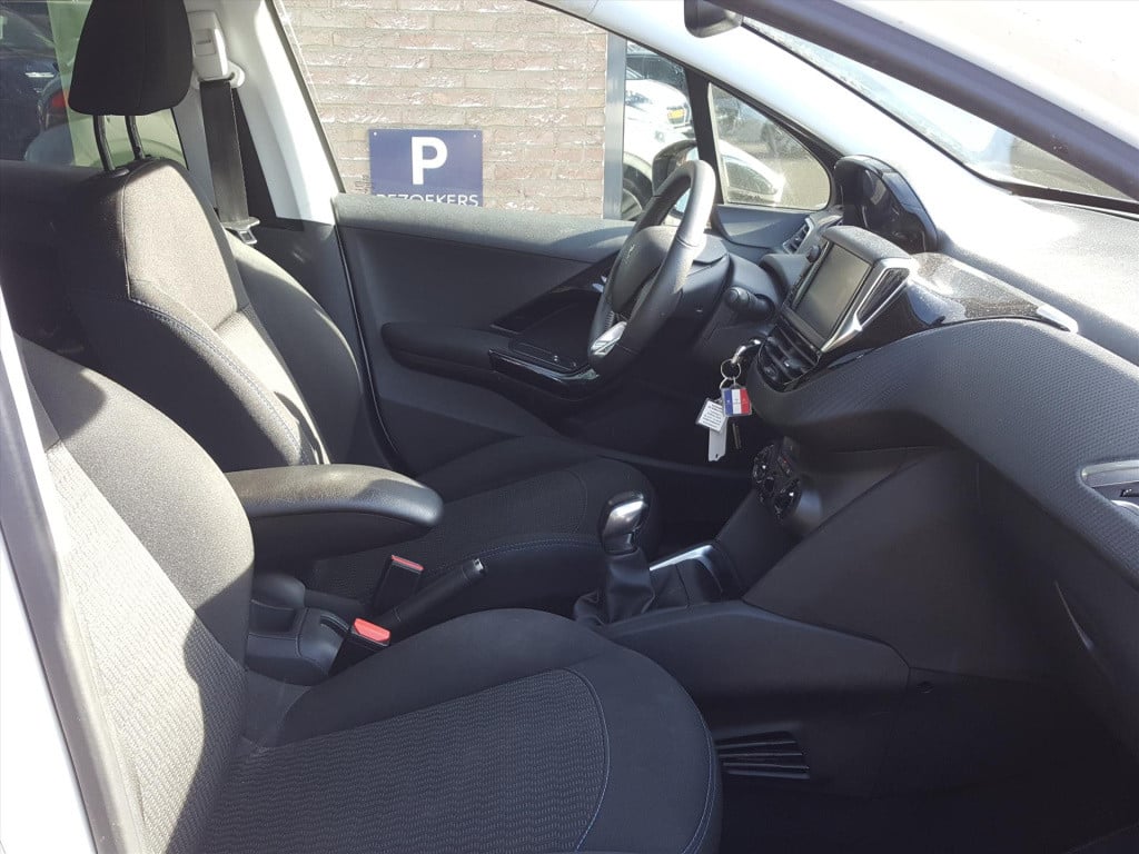 Peugeot 208 1.2 puretech 82pk signature navigatie | apple carplay & android