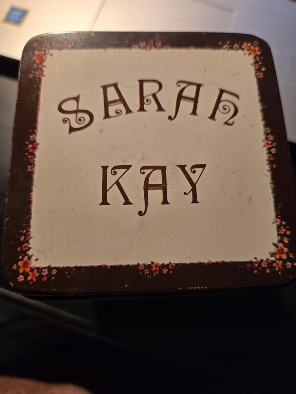 Vintage metalen blikje met een illustratie van Sarah Kay, 12x8.8x8.5cm