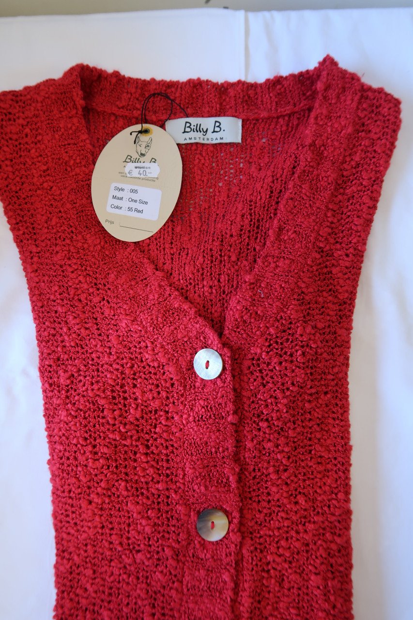 Rood vestje one size, nooit gedragen. Van €40,00 nu voor €10,00