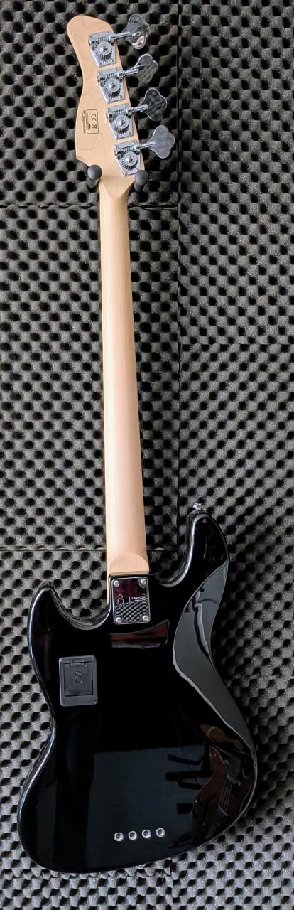 Sire V7 Marcus Miller fretless bassguitar, zwart met rode slagplaat