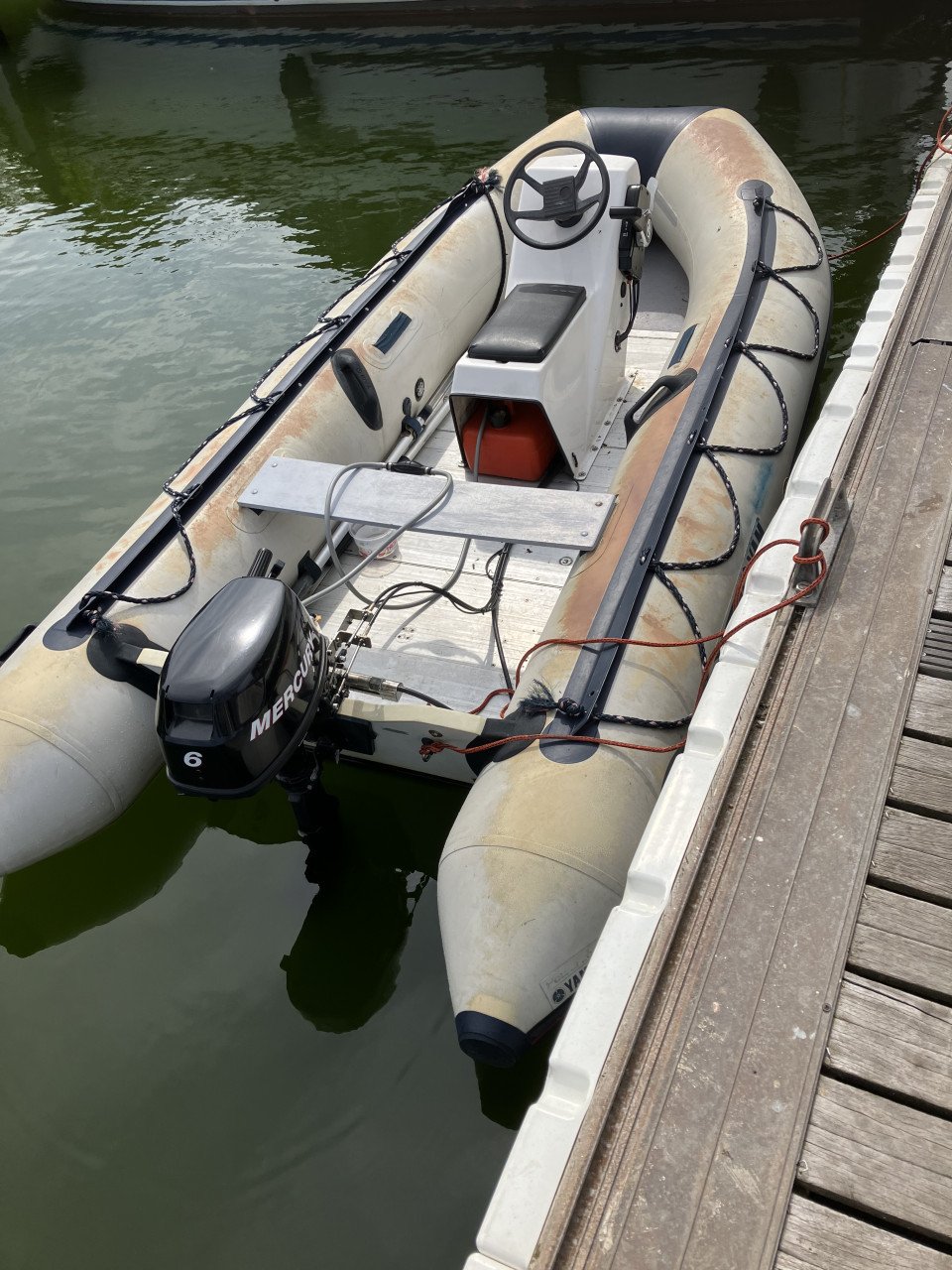 TE KOOP: Rubber/Console Boot met 6 PK Mercury