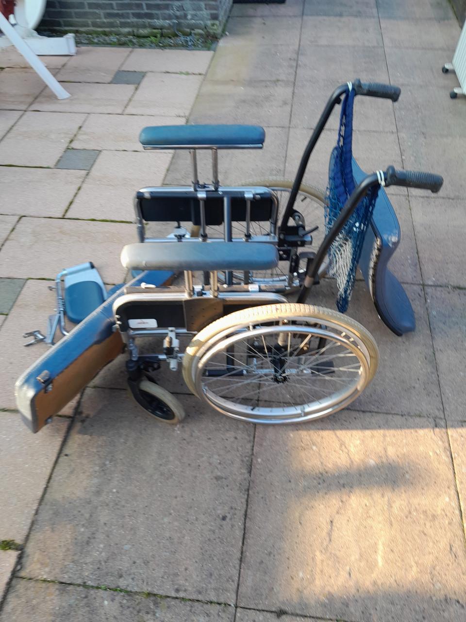 Gratis af te halen: ouderwetse rolstoel