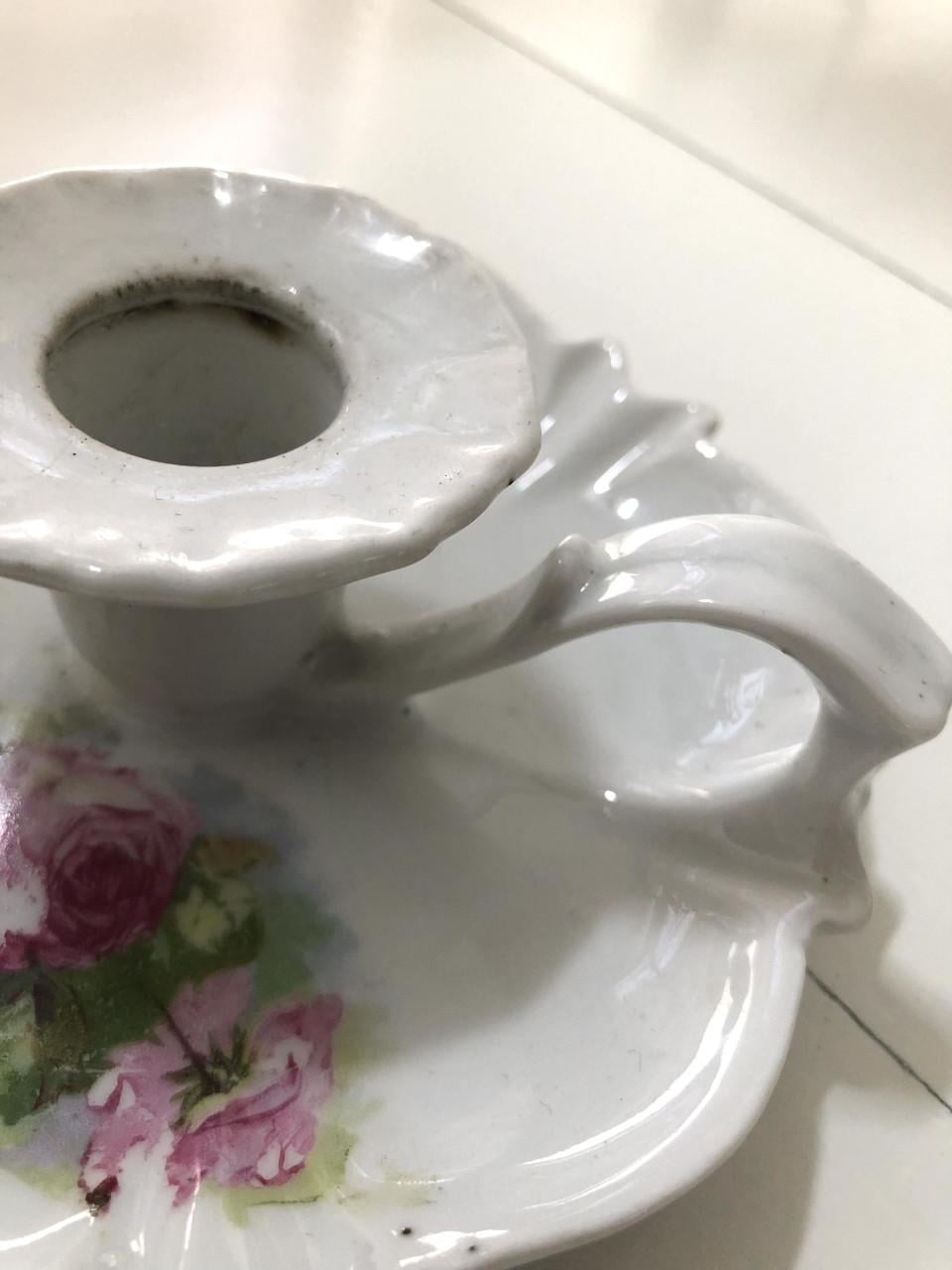 Lief brocante wit porseleinen blakertje met roosjes motief