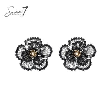 Oorbellen zwart met draadstructuur met bloemdesign en goudkleurige kern