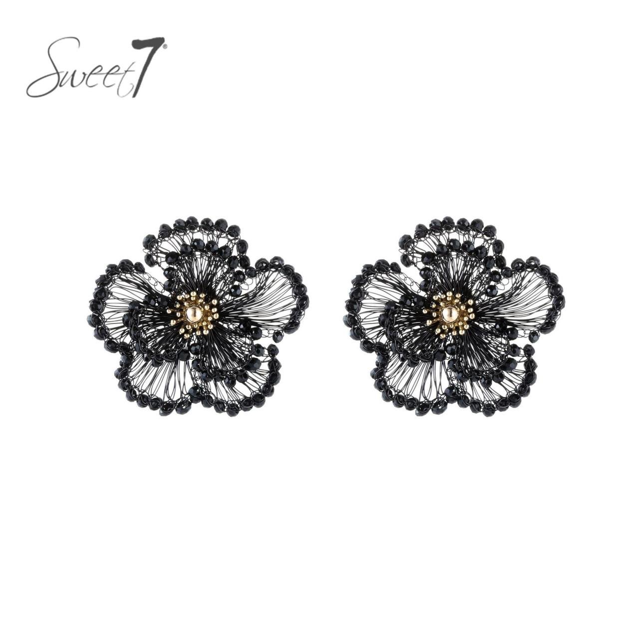 Oorbellen zwart met draadstructuur met bloemdesign en goudkleurige kern