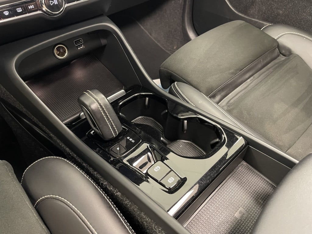 Volvo XC40 1.5 t5 recharge r-design | thunder grey | pano | trekhaak | 262p