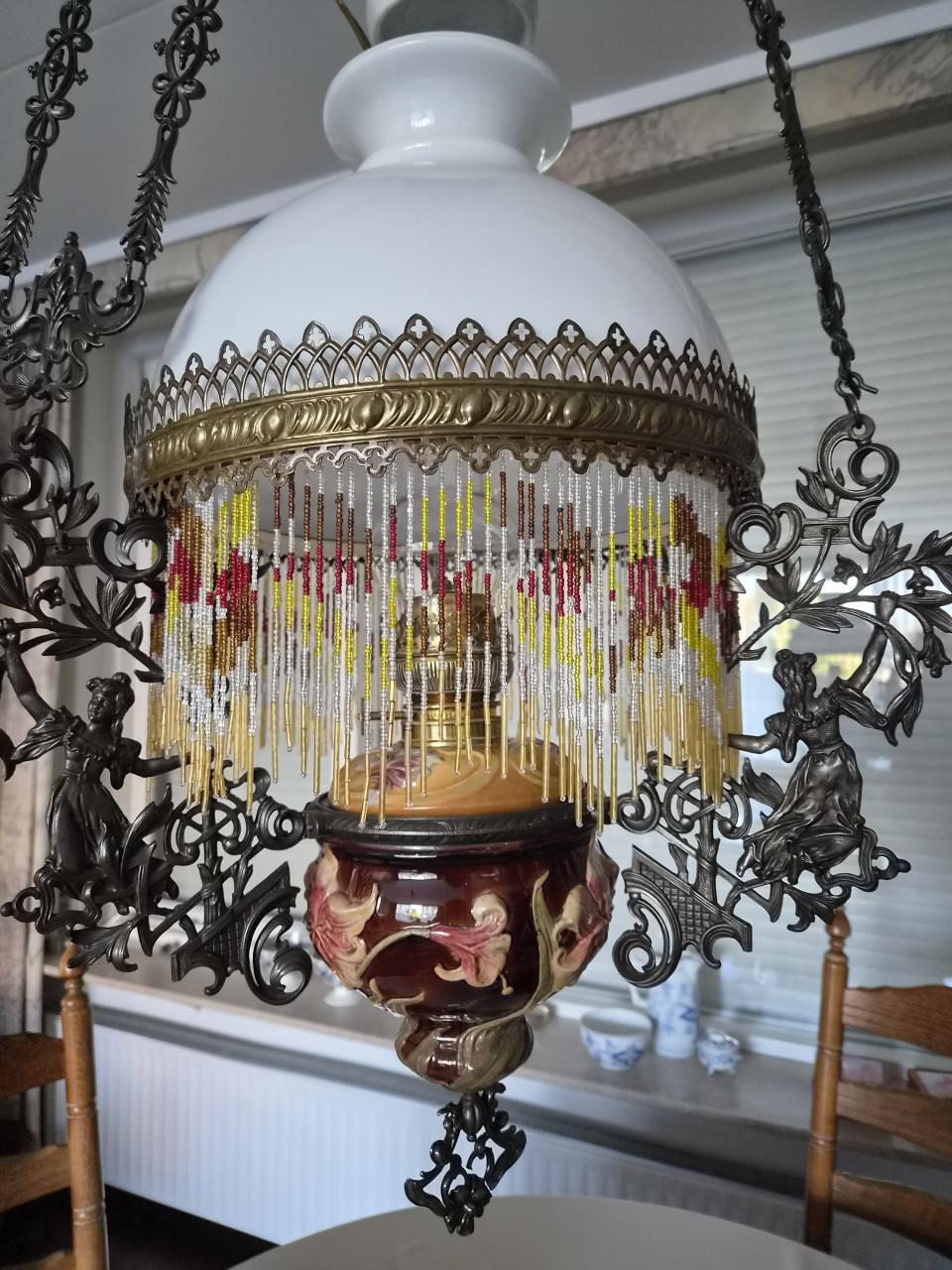 Oude olielamp met elektrische lamp