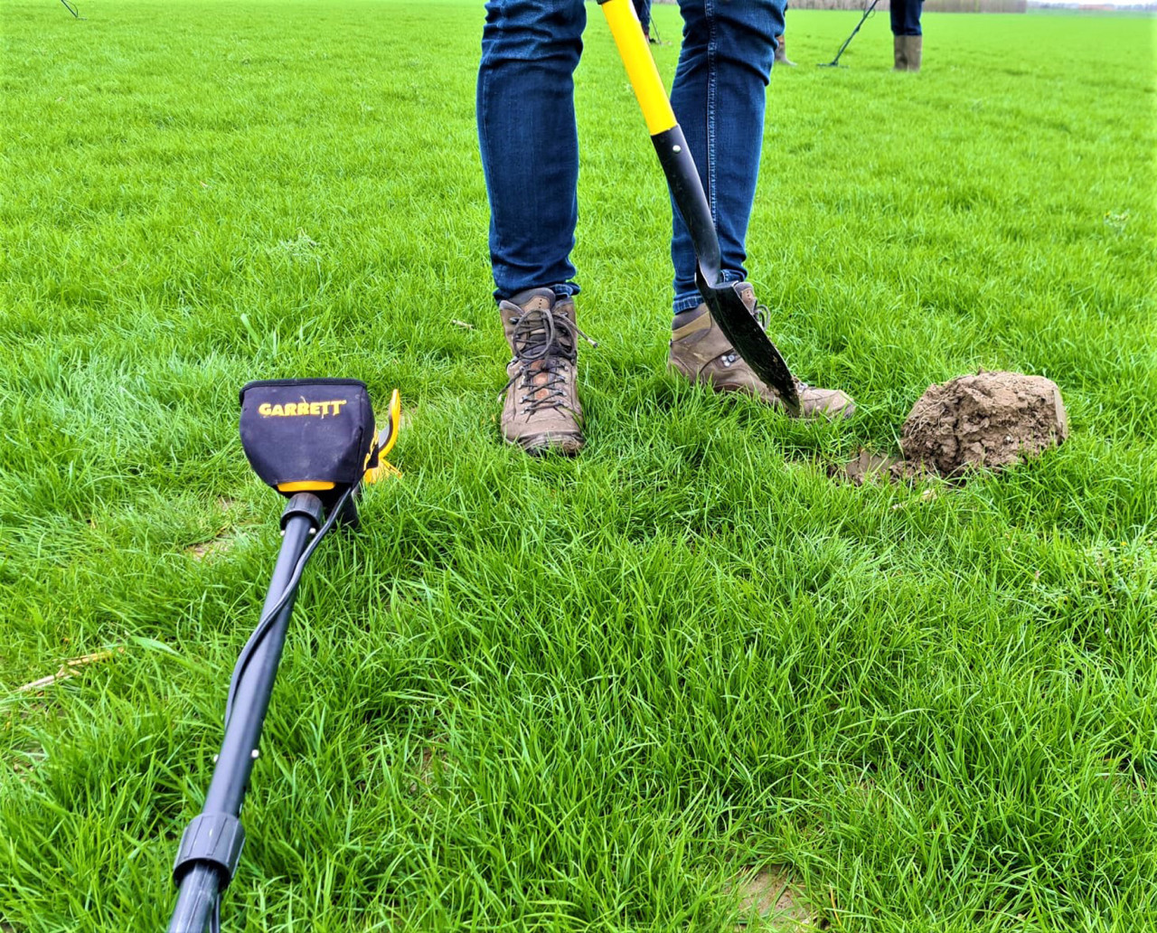 Metaaldetectie activiteiten op landerijen en akkers