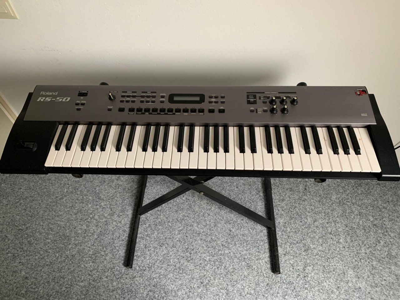 2  synthesizers ( roland rs 50 en Roland Rhodes VK-1000 ) met standaard