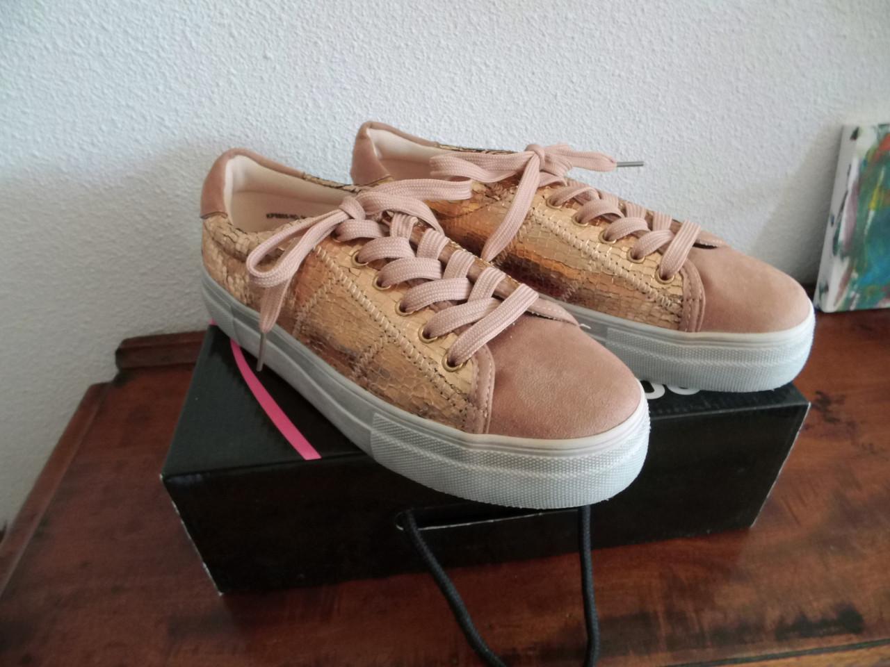 Sneakers van MOOM maat 39.5.