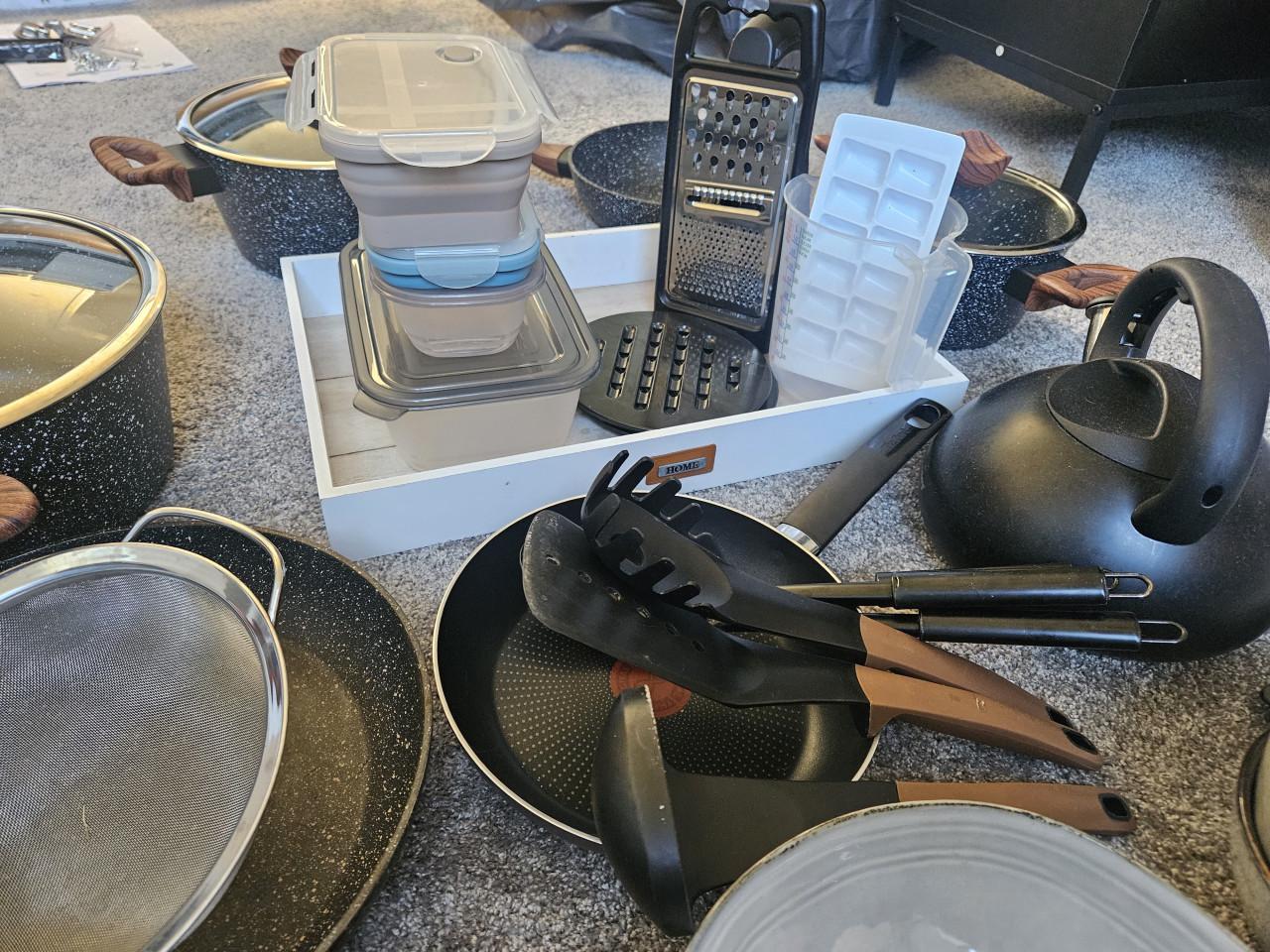 Camping set (pannen, borden, etc).