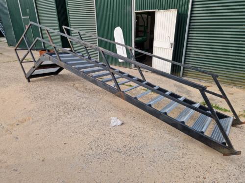 Stalen buitentrap / bordestrap / containertrap 16 treden