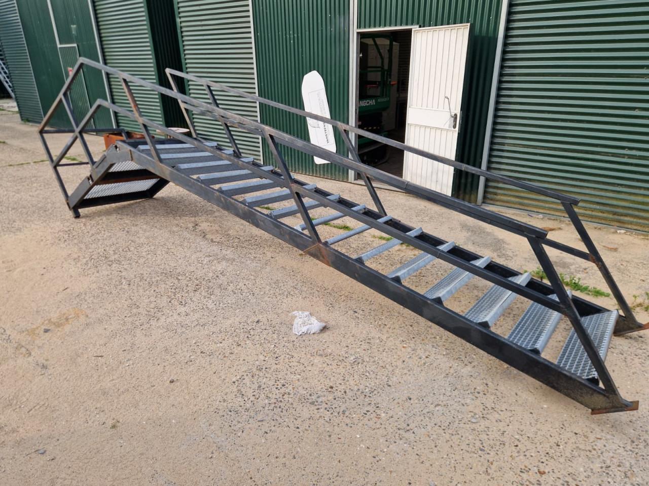 Stalen buitentrap / bordestrap / containertrap 16 treden