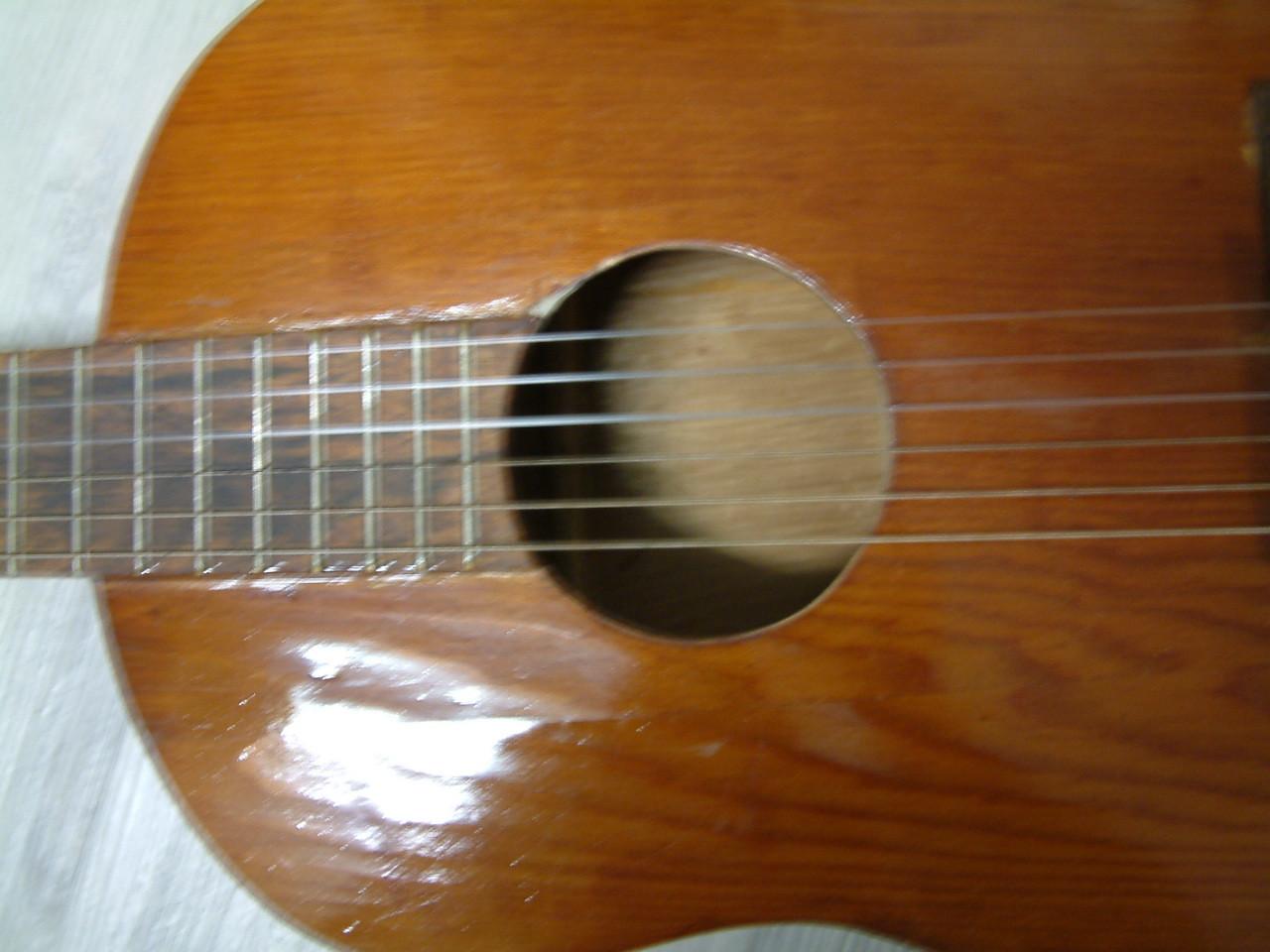 Gitaar  cedrhouten boven zijde  mooi klank