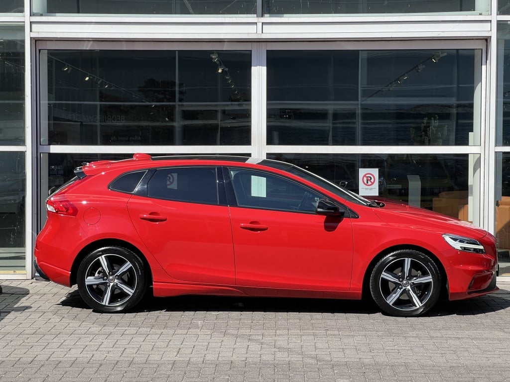 Volvo V40 t4 190pk r-design business| panodak| trekhaak| camera| leder