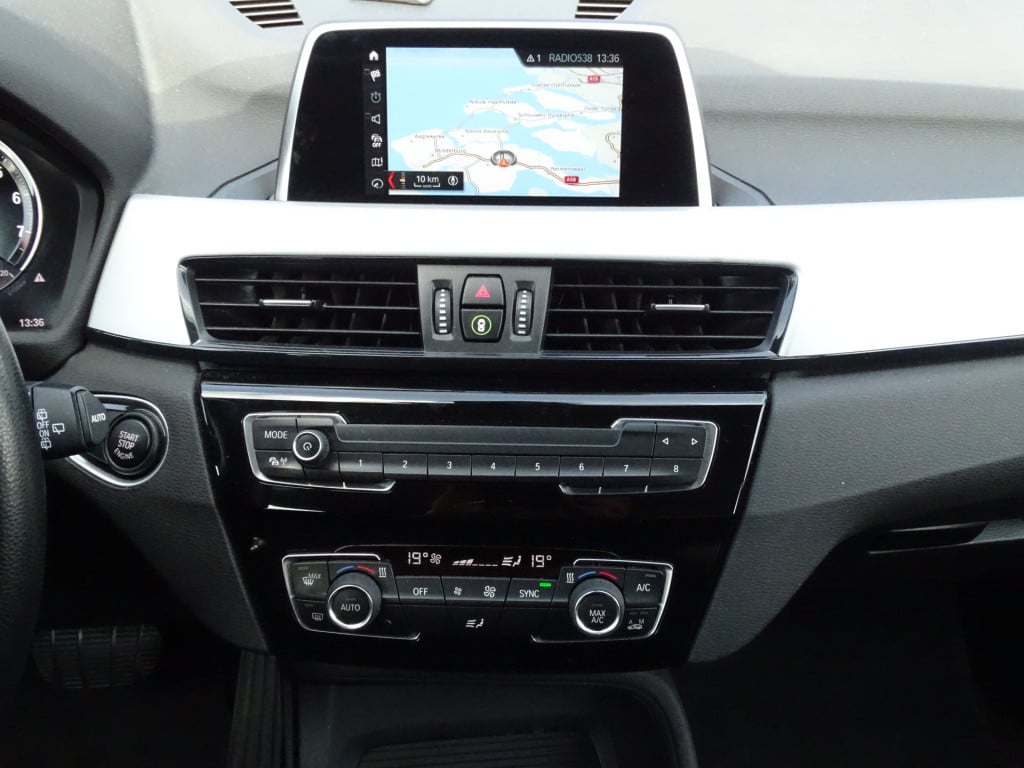 BMW X1 sdrive18i executive automaat | apple carplay | | el. koffer | 17"