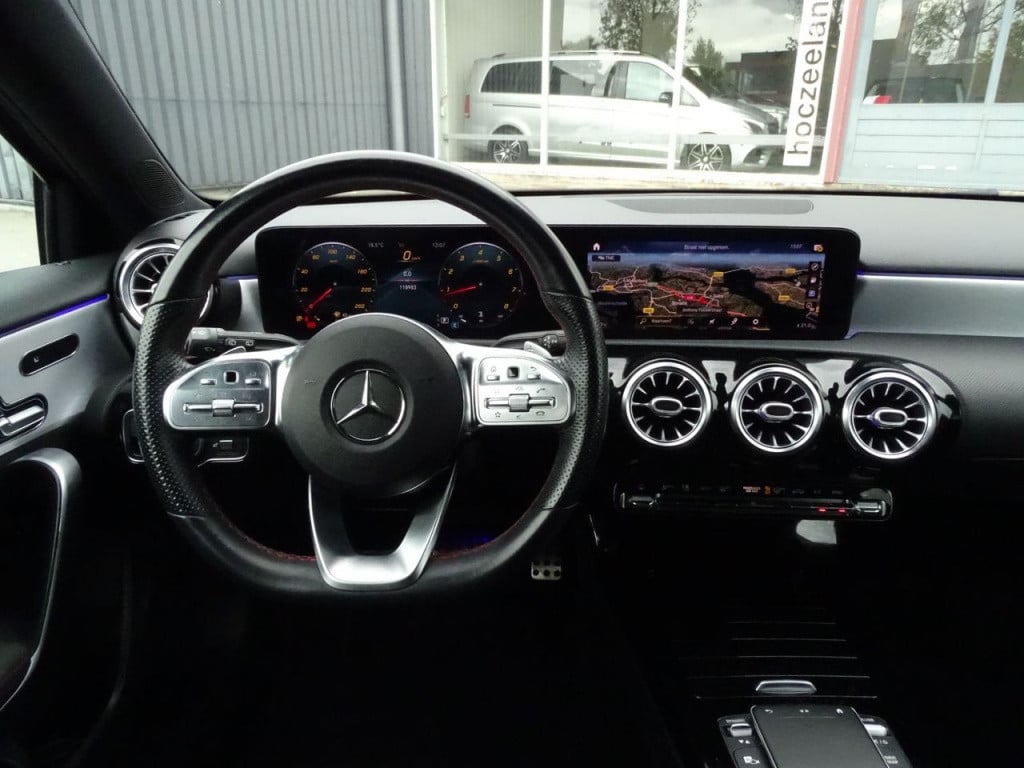 Mercedes-Benz A-Klasse 180 business solution amg | pano | led | el trekhaak