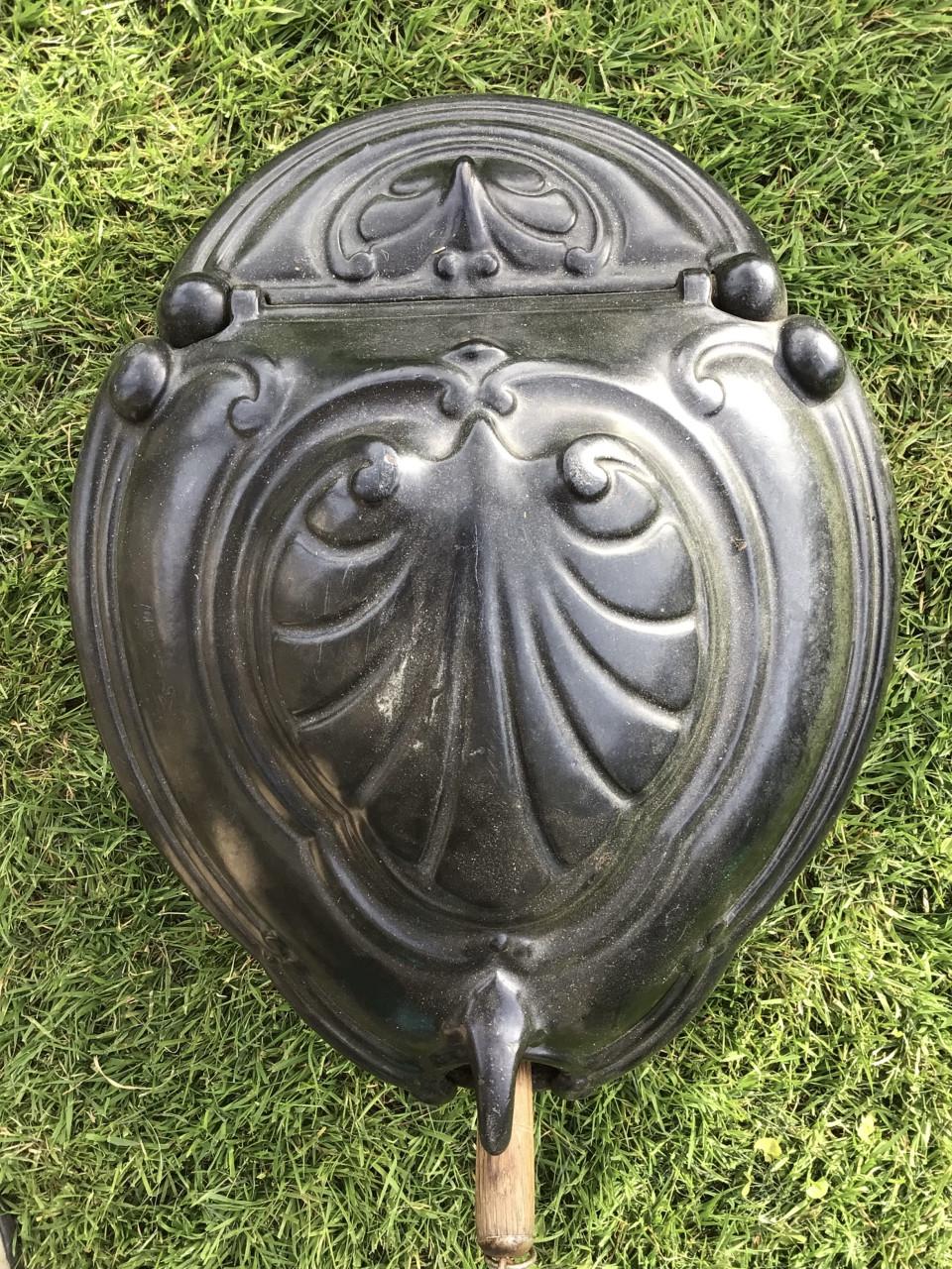 Vintage Art Nouveau gietijzeren kolenbak met schep schildpadmodel