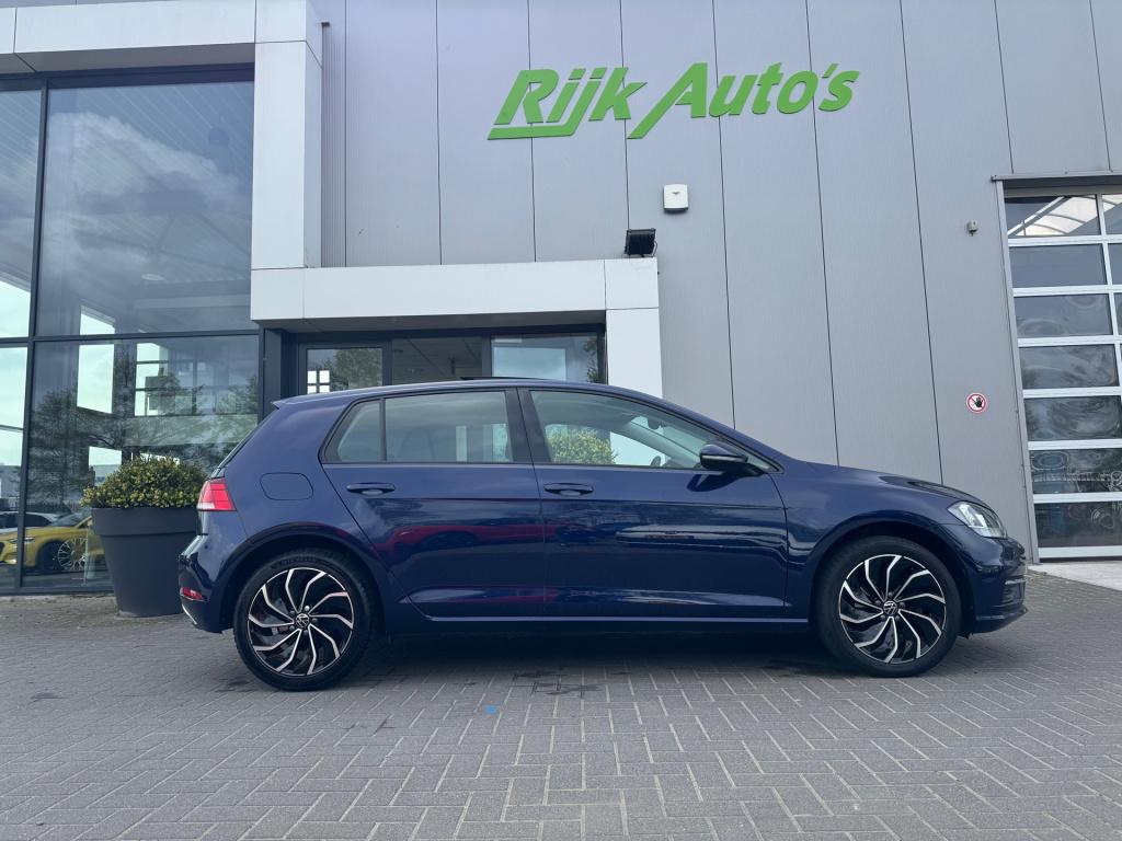 Volkswagen Golf 1.0 tsi * panoramadak * camera * navigatie * massage stoel