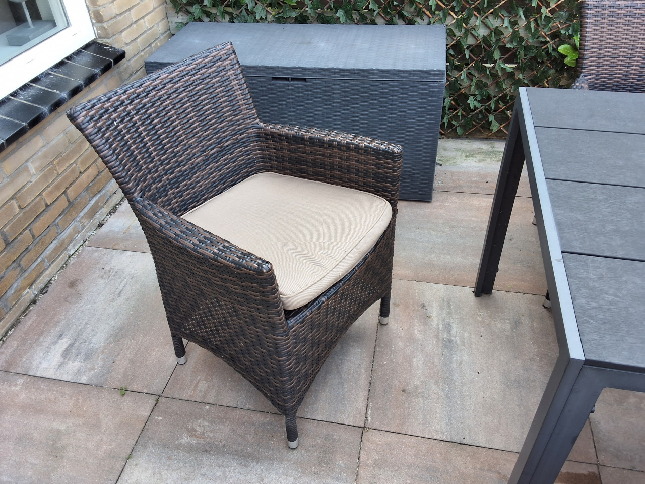 Set tafel met 4 stoelen buiten