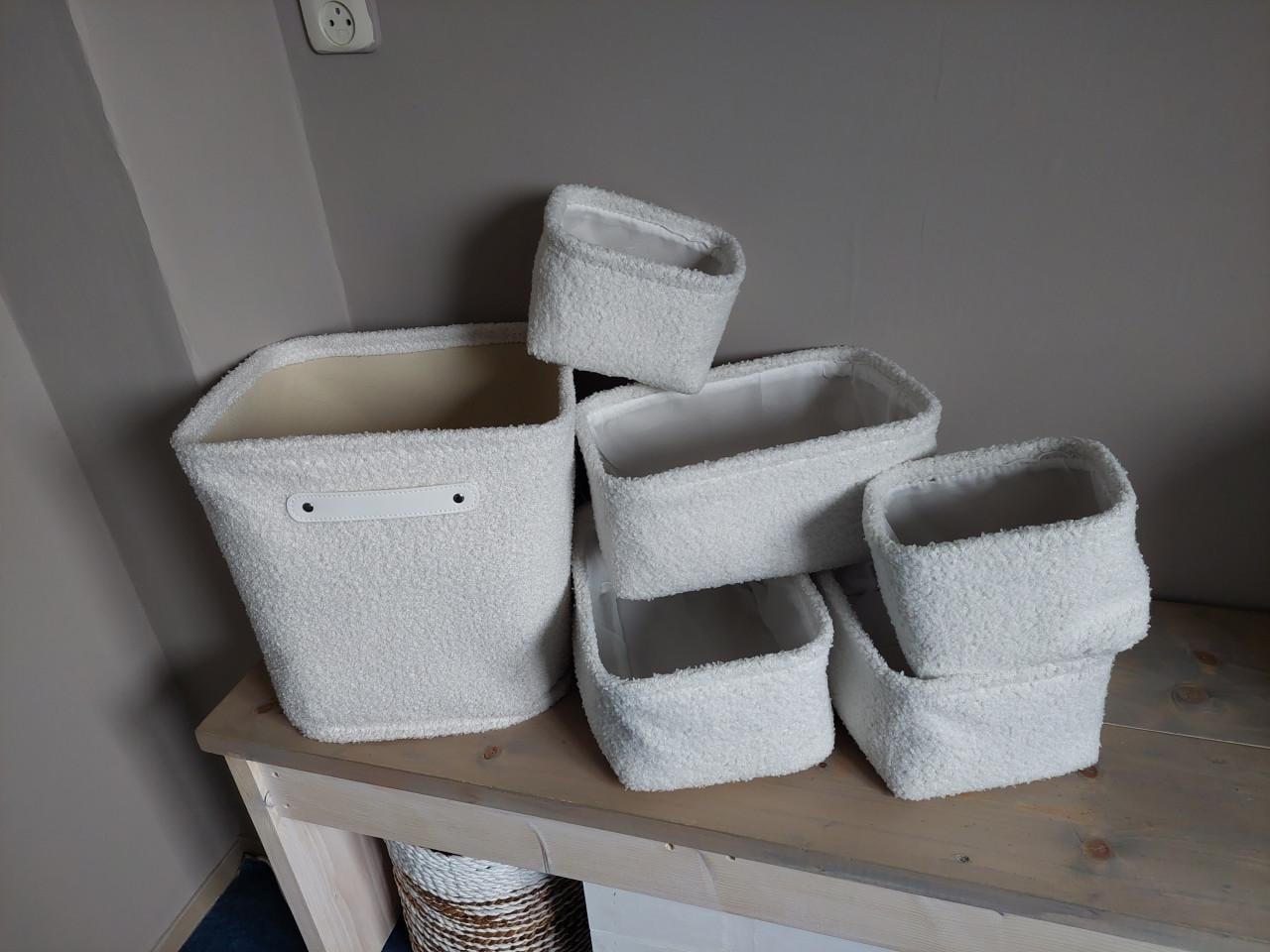 6 witte nieuwstaat manden met teddystof