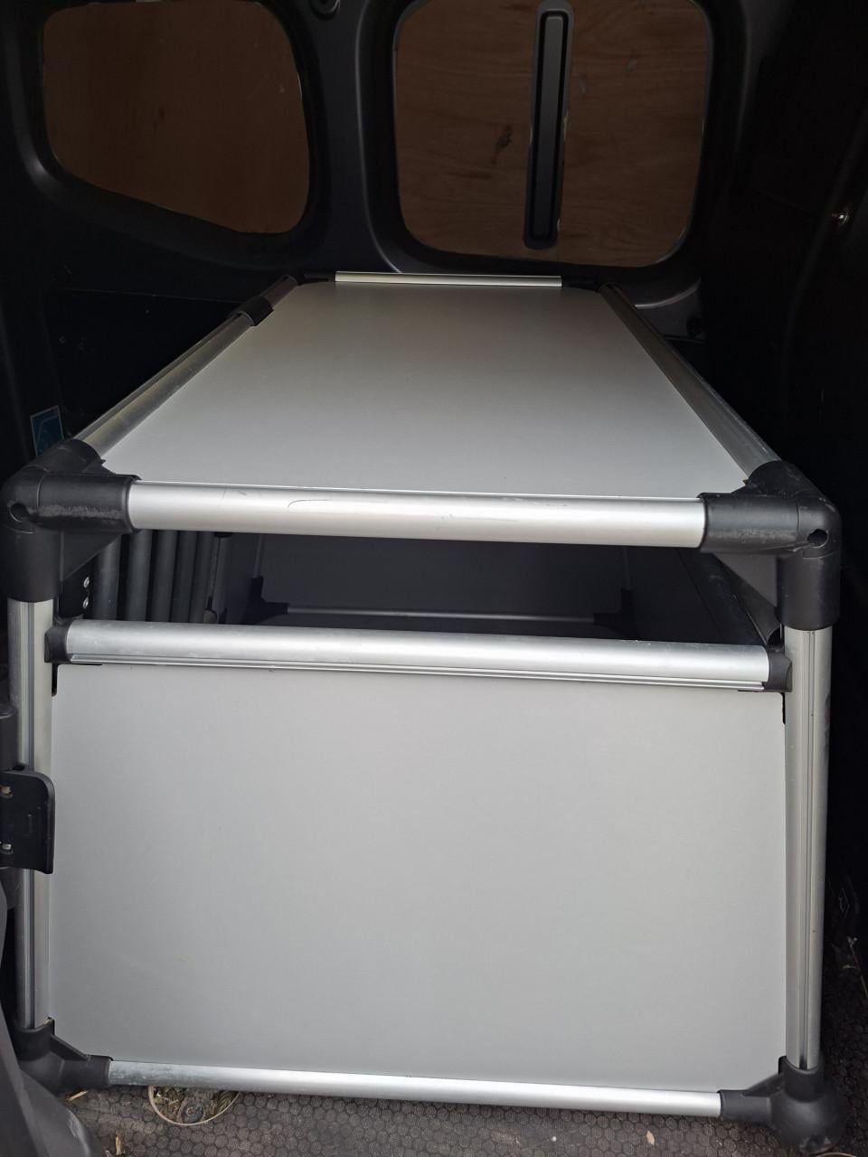 Grote auto bench. Trixie