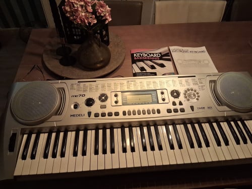 Te Koop:Electronic Keyboard Mc 70 Medely