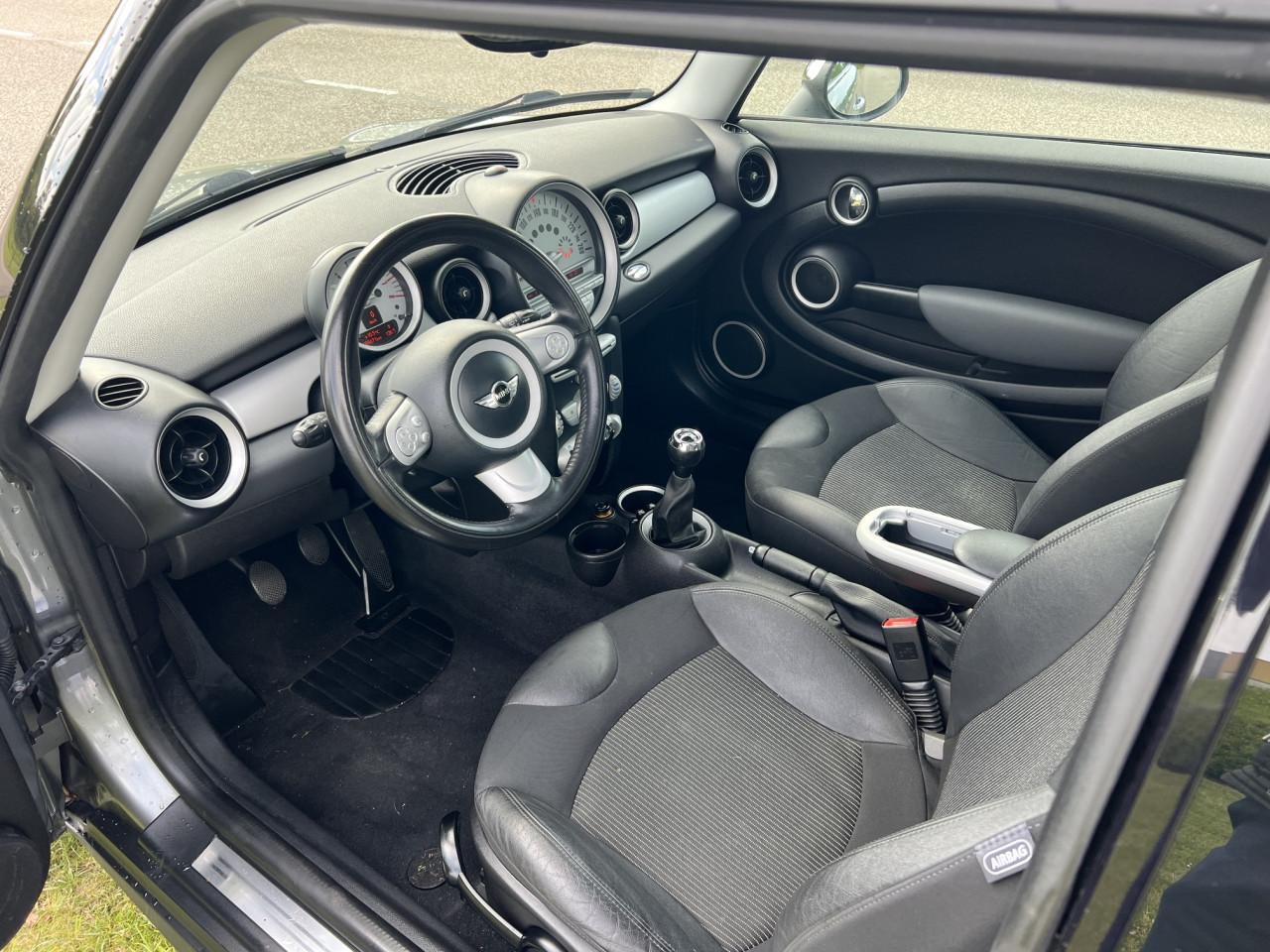Dealeronderhouden Mini one uit 2010 met slechts 84.700 km met Panoramadak!!