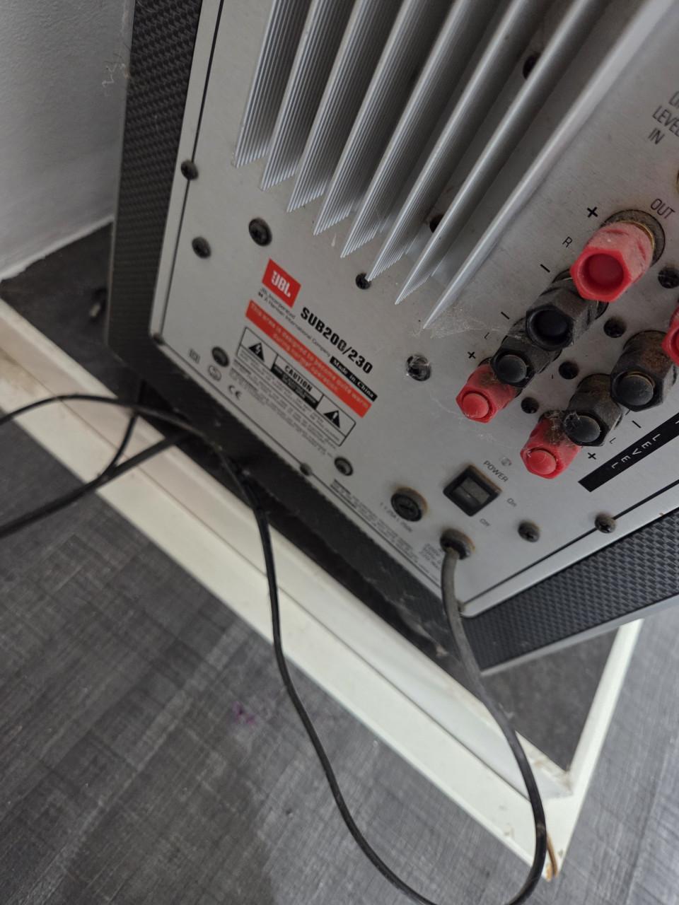 JBL sub 200/230 + 6 speakertjes.