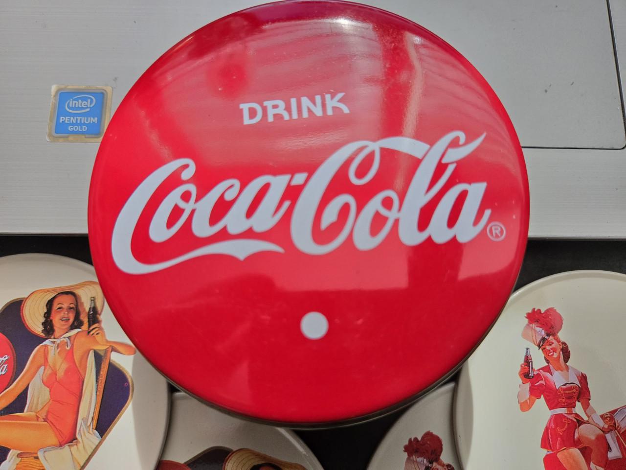 Rond, rood Coca-Cola opbergblik met 4  onderzetters met pin-up