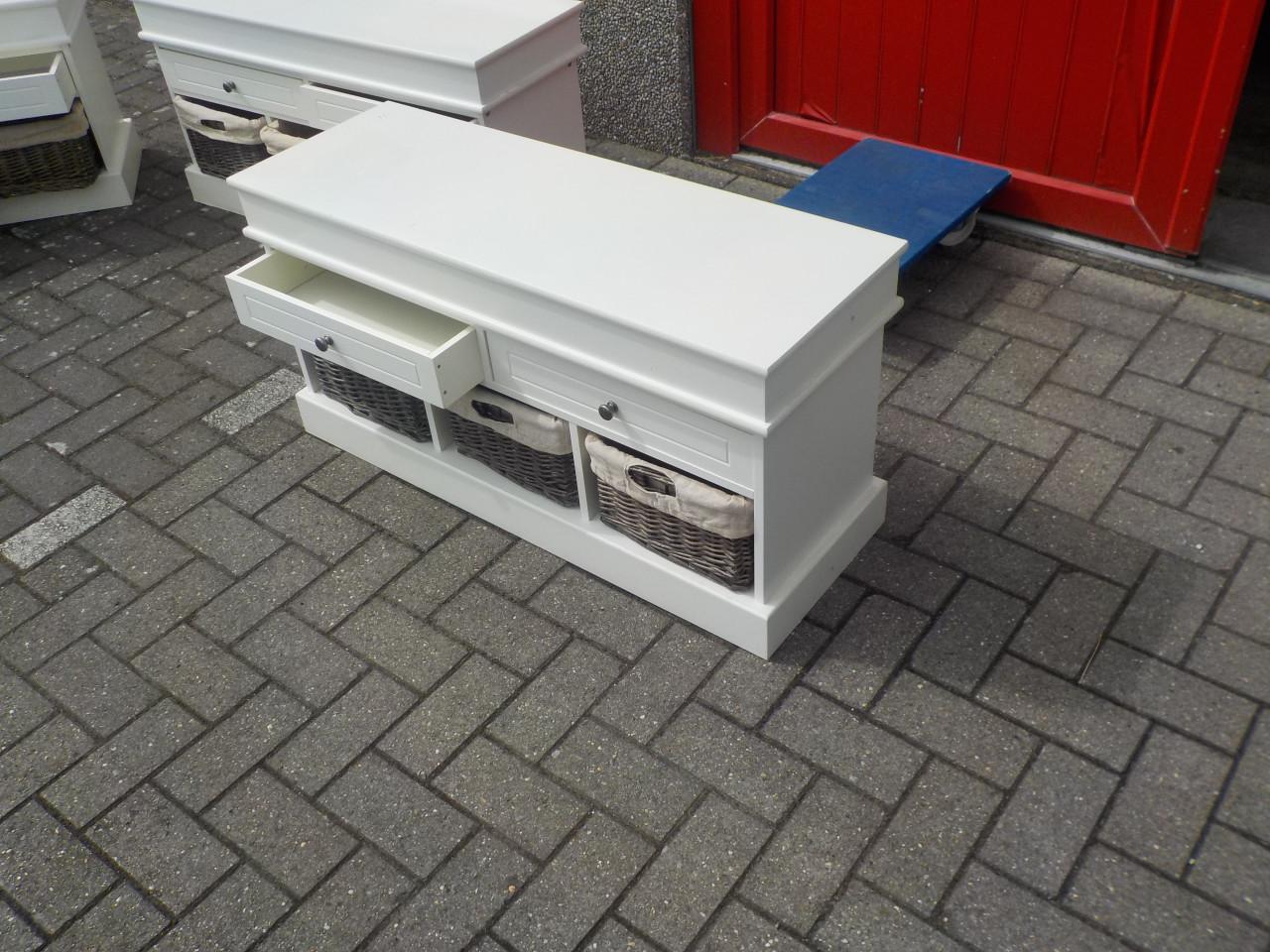 T.v. meubel met 3 mandjes in goede staat
