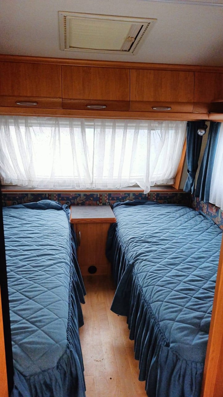 Hobby 540 UL (2000) met voortent en luifel ENKELE BEDDEN