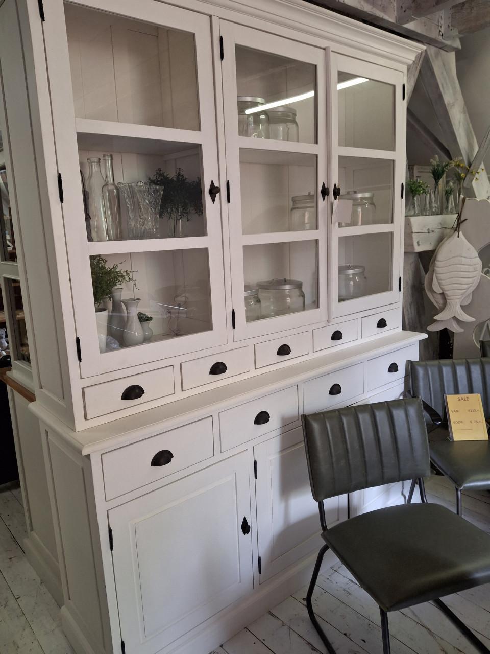 GROTE KAST VOOR KLEIN PRIJSJE