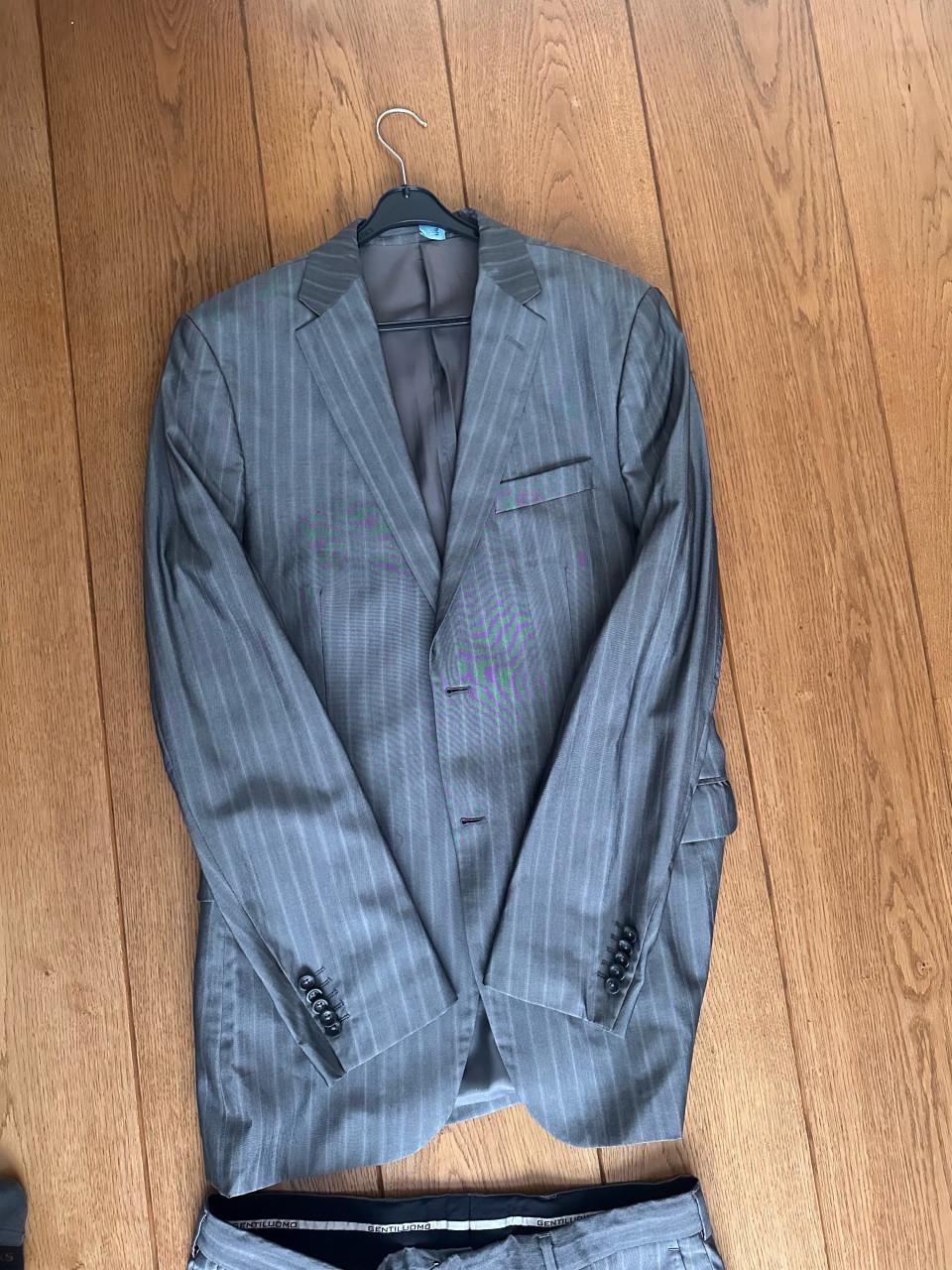 Mooi grijs kostuum van Gentiliomo maat 102 (lengtemaat van 51)
