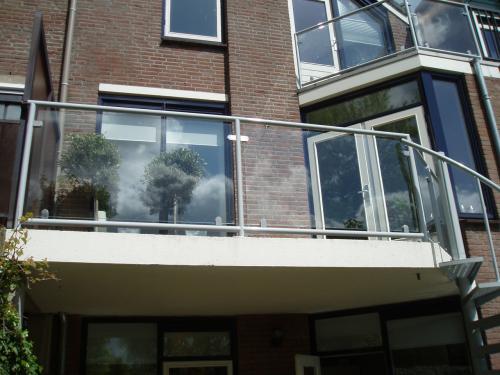 ⭐ TIP – Hekwerken met glas op maat | Veilig & transparant