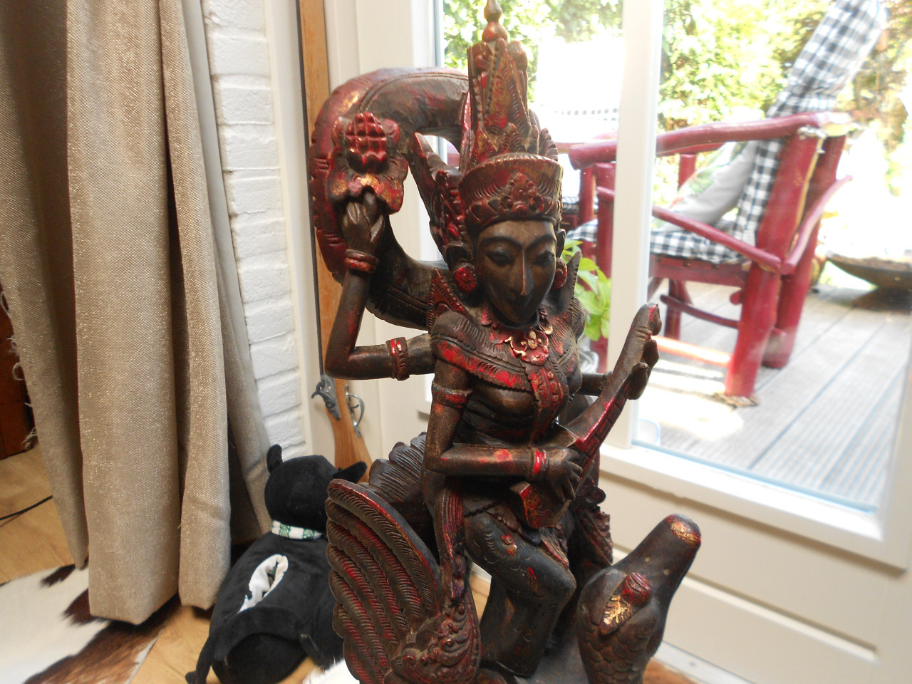 Balinees houtsnijwerk beeld godin Sarawati polychroom hout