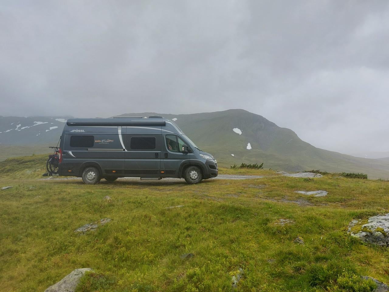 Boek tijdig onze Bus Camper : stahoogte 2,13 m en lengtebedden 2,08 m