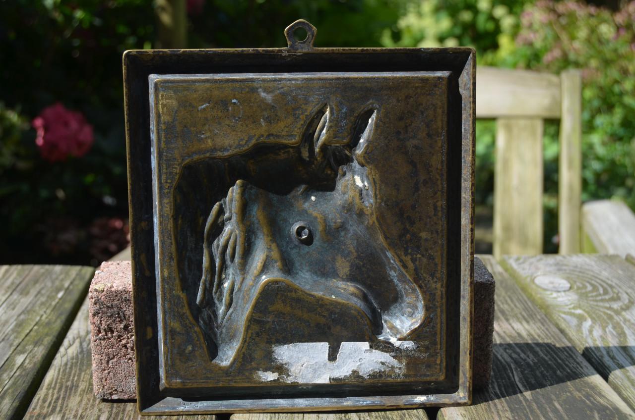 Mooie koperen plaquette van een paardenhoofd.