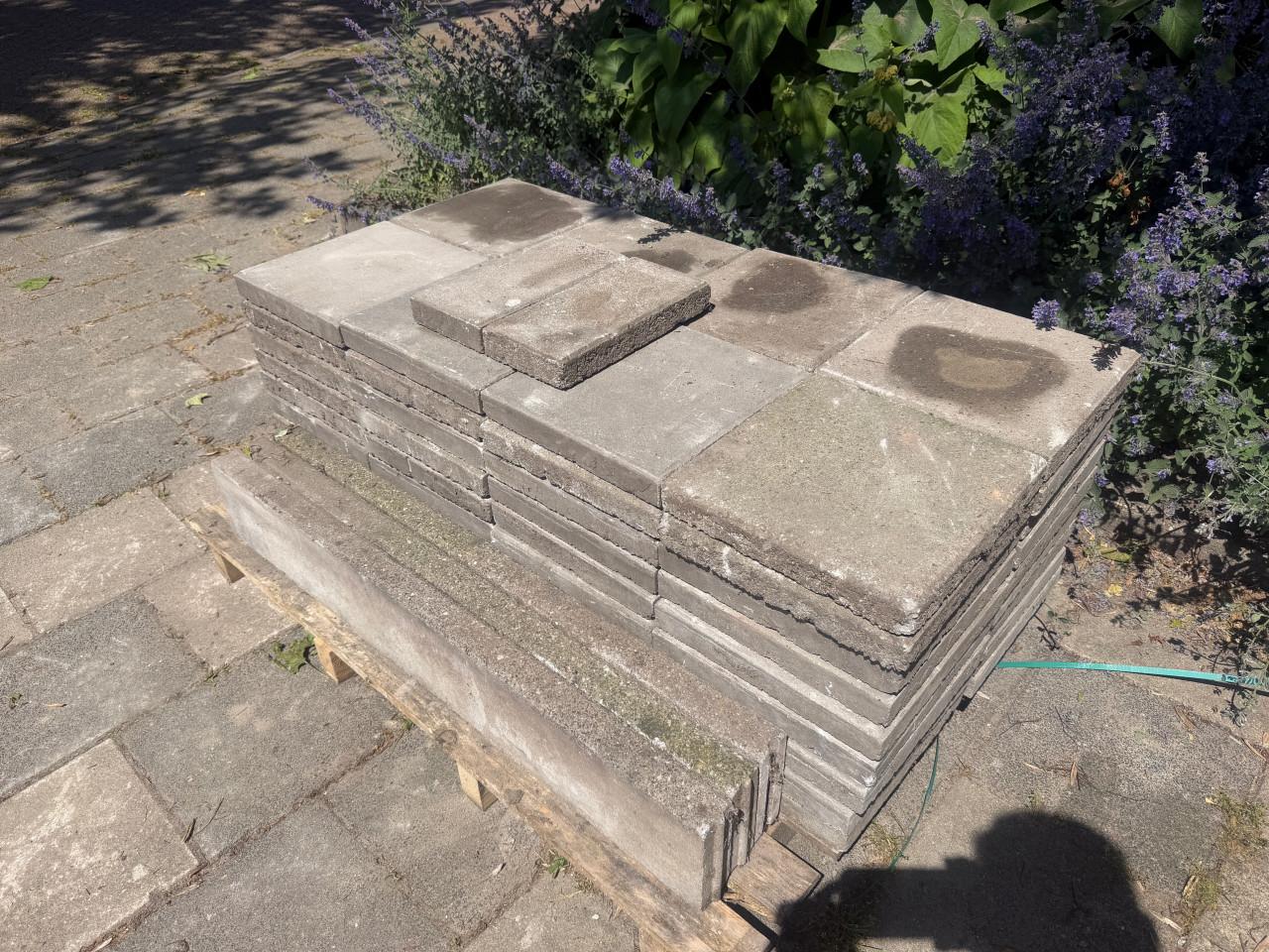 30x30 stoeptegels 6,5m2 met drie opsluitbandjes