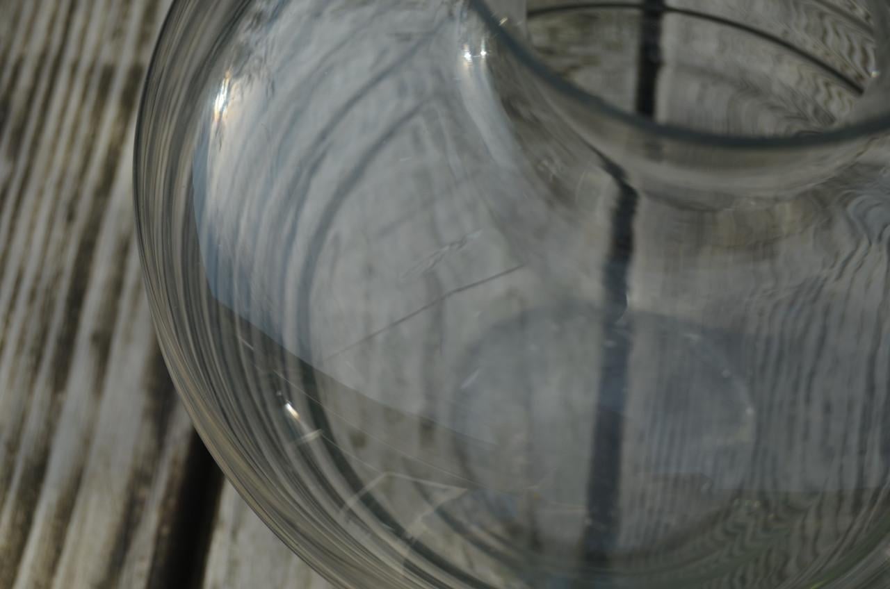 Flinke glazen vaas, geribbeld. 'Leerdam' is mij verteld.