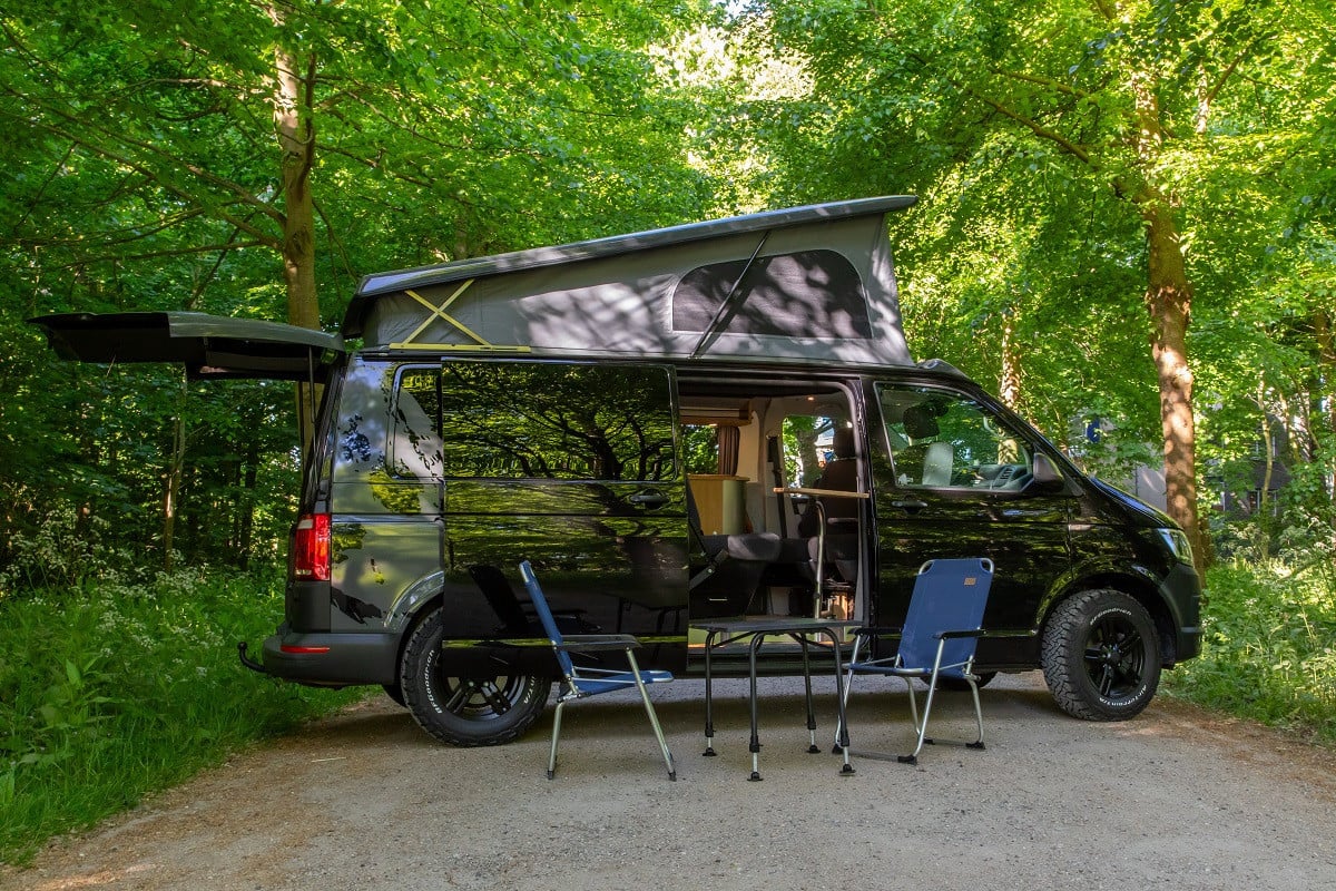 Buscamper met vast bed te huur