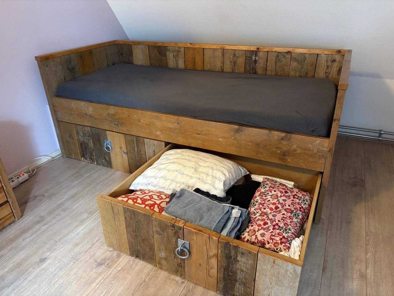 Uniek rustiek steigerhouten bed