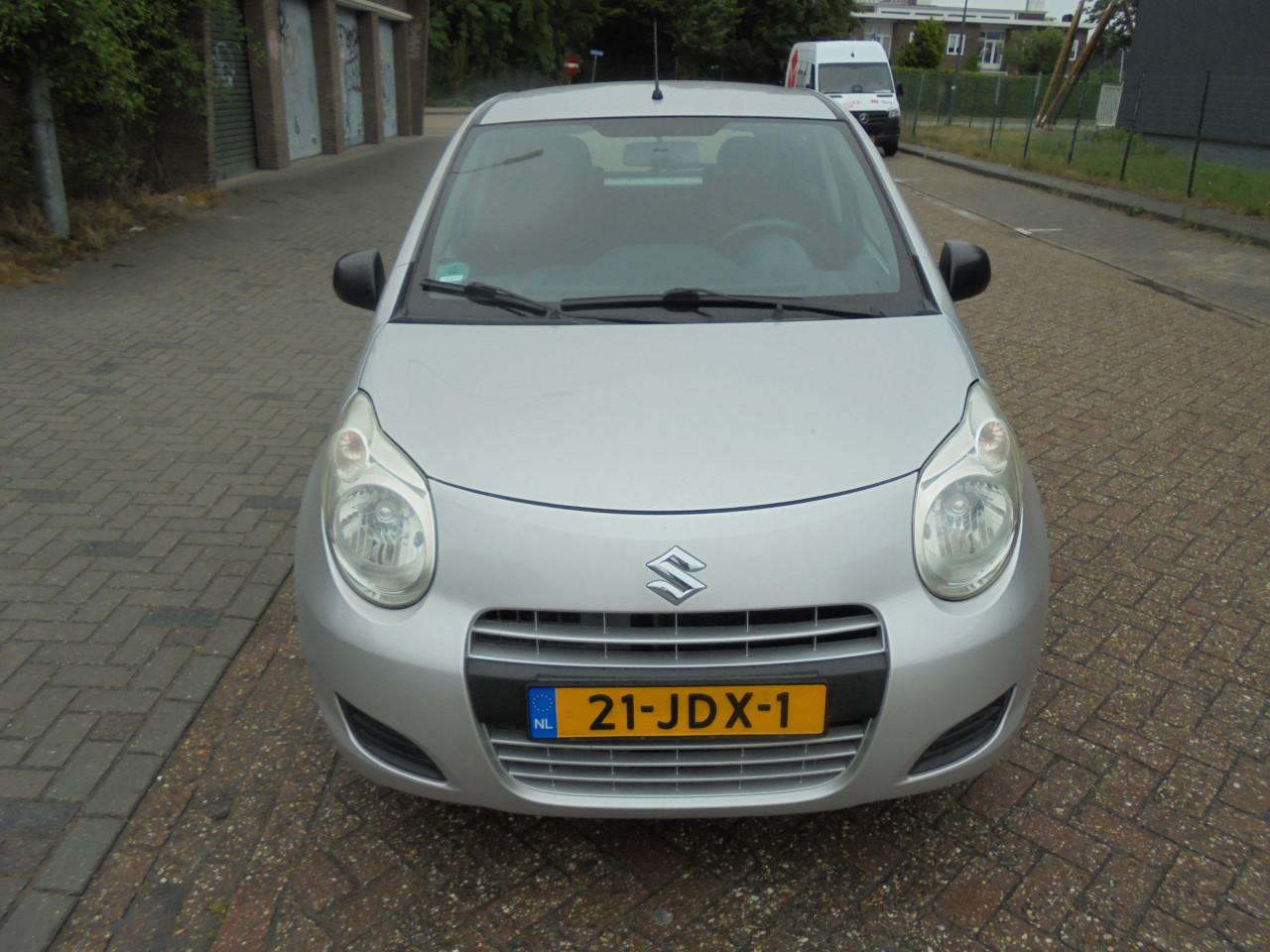 Alto 1.0 I met 121.858 km ,vijf deur uitvoering ,bouwjaar 2009 € 1995