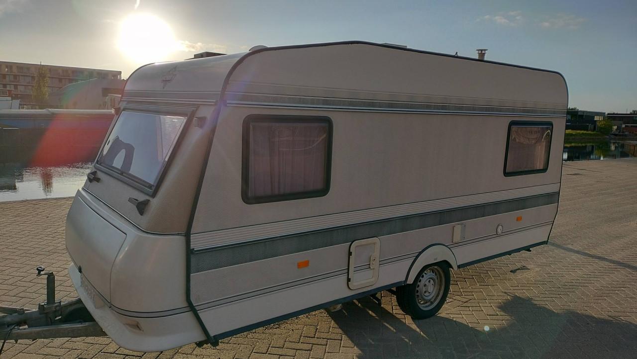 Hobby 460 met voortent en luifel